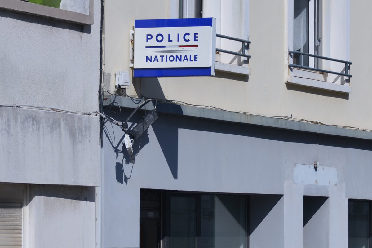 Enseigne bleu et blanc « Police nationale » sur la façade d’un poste de police